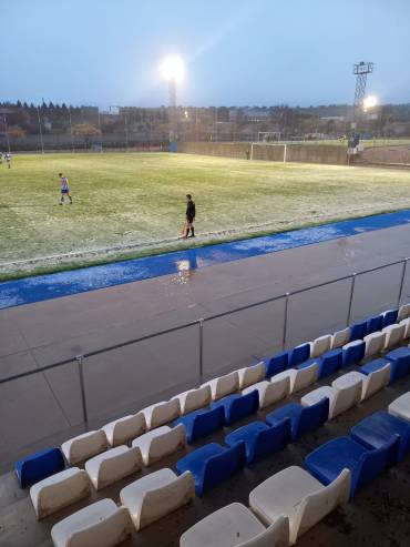 Malas condiciones climatológicas en el Hogar-Sonseca con nueva derrota blanquiazul que ya es colista