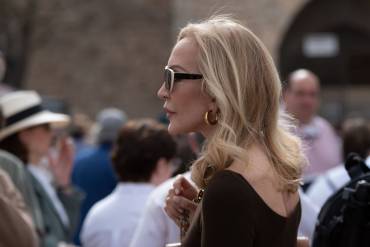 Carmen Lomana paseando por Brihuega