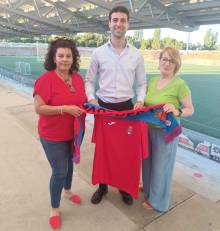 El nuevo fichaje del Alovera Alejandro Martínez en el momento de su presentación flanqueado por la vicepresidenta del club Belén Diges y la presidenta Esther Taravillo 1