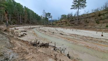 Foto 01. Cauce arroyo colmatado caolín