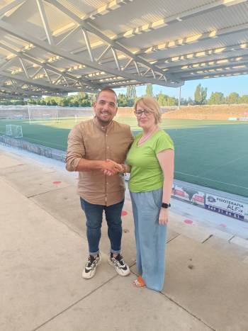 Ruben Castillo Rubi junto a la presidenta del Alovera Esther Taravillo tras firmar su compromiso por una temporada