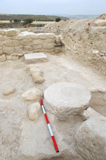Caraca Figura 5. Basas de columna y suelo de la taberna ubicada en el criptopórtico del foro localizadas en las excavaciones en la Cata A Equipo Arqueológico Cara