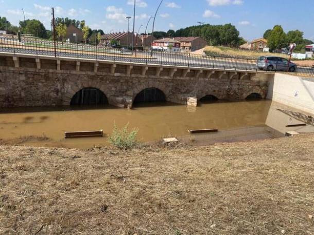 Aguas estancadas por los arcos cegados delante del Puente Árabe  Foto Luis Barra