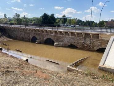 Aguas estancada delante del Puente Arabe donde se pueden ver los bancos totalmente tapados por el agua  Foto Luis Barra