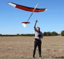 Aeromodelismo Momento de la suelta del modelo al aire con la ayuda del remolque de nylon y goma elástica 1