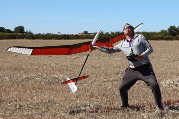 Aeromodelismo Momento de preparación del lanzamiento le modelo por parte de los pilotos