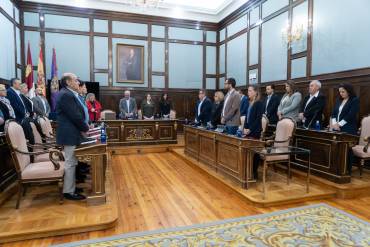 Minuto de silencio por fallecimiento de Francisco Tomey