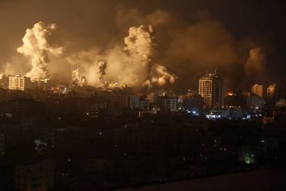 El humo se eleva por encima de los edificios mientras continuìan los ataques aeìreos israeliìes en el barrio de Rimal 1 1