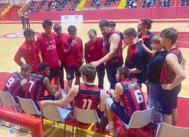 En el duelo de colosos Bazu cayó en Daimielo ante Autocares Rodríguez Foto Luis Barra