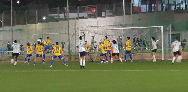 Lance del encuentro disputado entre la Academia y el Yuncos 1