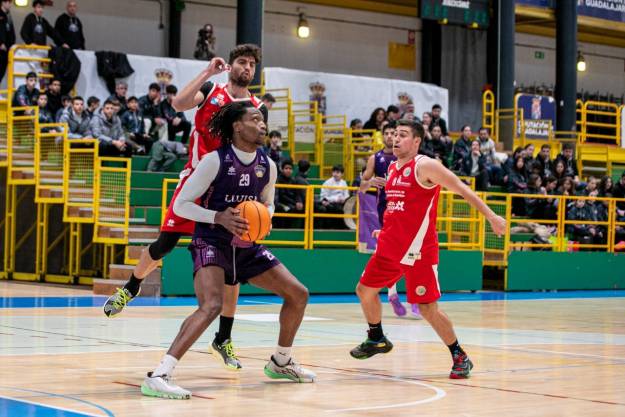 Gabi Maiga en un lance del partido con victoria de Lujisa  Foto Santi MolinaDXTenGuada