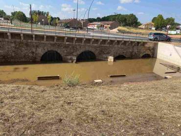 Faltó poco para saltar el agua el puente y amenazar las casas más próximas Foto Luis Barra