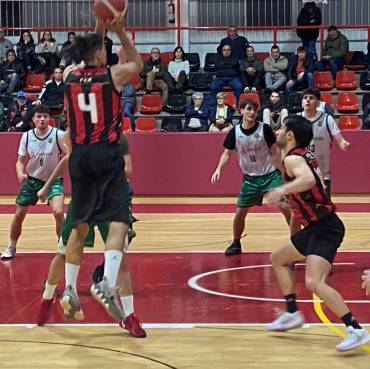 El partido de Bazu en Alcázar fue suspendido por el fallecimiento del vicepresidente de la Federación Reional padre de un jugador del conjunto rival Foto Luis Barra