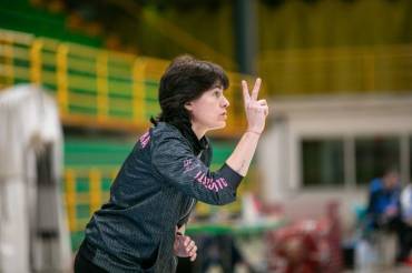 La entrenadora de Ferial Plaza Soledad Merino dirige a sus pupilas que mostraron buenas sensaciones ante el líder - copia