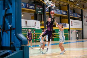 Andrea Santos extraordinaria una vez más anota para Ferial Plaza en la victoria ante C.B. Polígono Foto Santi MolinaDXTenGuada
