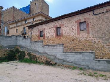 Foto aparcamiento Sigüenza  muro hormigon