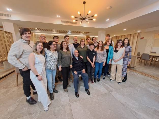 Briguega centenario GABINO CON SUS NIETOS Y BIZNIETOS