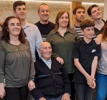 Briguega centenario GABINO CON SUS NIETOS Y BIZNIETOS 1