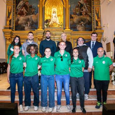 Una representación del Dinamo ofreció el ascenso a la patrona de Guadalajara la Virgen de la Antigua
