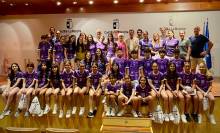La delegada de la Junta Rosa Mª García en el acto de reconocimiento a los equipos alevines cadete y sénior femenino del Balonmano Guadalajara