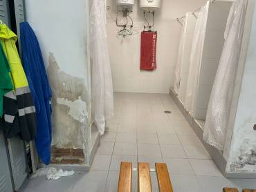 20250709 estado de uno de los vestuarios de las instalaciones de la depuradora