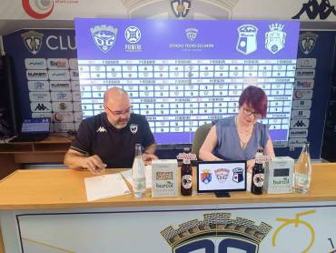 El presidente del C.D. Guadalajara Carlos Avila y la presidenta del Alovera. Esther Taravillo firman el acuerdo de cesión del jugador morado Shuto Kayamori al cuadro aloverano