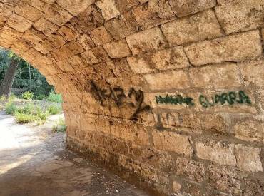 Puente árabe grafitis nuevo Foto Luis Barra