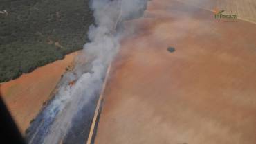 Incendio junto via de AVE en Valdeluz Infocam