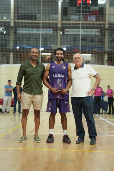 Adrián Armstrong flanqueado por el concejal de deportes Armengol Engonga y el presidente del club Luis Miranda fue el MVP del partido.Foto Santi Molina DXTENGUADA