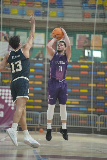 Braian Ochoa lanza a canasta en la victoria de Lujisa Foto Santi Molina DXTENGUADA