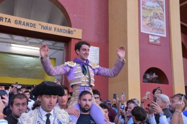Víctor Hernández, el único que puso interés en la tarde, saliendo por la puerta grande Ivan Fandiño./Fotos: Pepe Riofrío. VictorHernandez