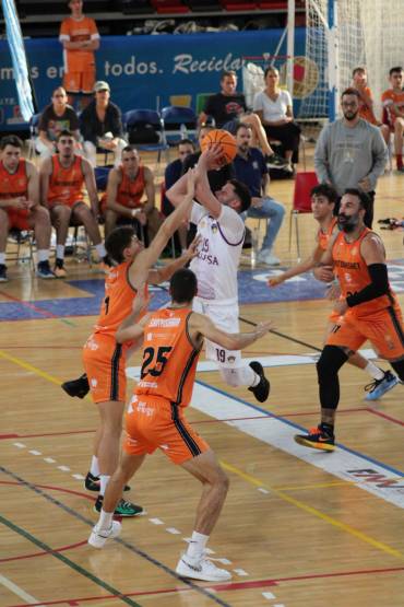 Brian Ojeda el jugador más destacado de Lujisa que vistió de blanco en la victoria en Pinto