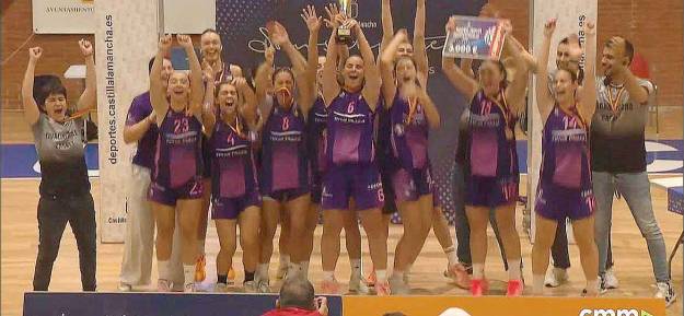 Ferial Plaza tras vencer a C.B. Albacete en la final del Trofeo JCCM ganaba su primer título regional