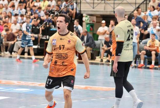 Magnífico partido de Martín Ganuza al que vemos celebrando la victoria alcarreña Fotos Raúl Fonseca  Rober Pastoriza