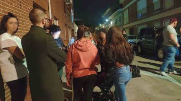 Desalojo Azuqueca Calle abetos Concejales Ayuntamiento Azuqueca e inquilina de rosa de espaldas