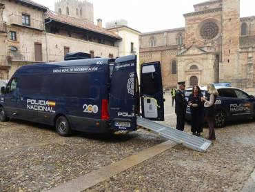 Policía Nacional vehículo DNI - Pasaporte 2