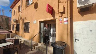 Villel de Mesa Inundaciónes un año después Ángel en la puerta de su bar