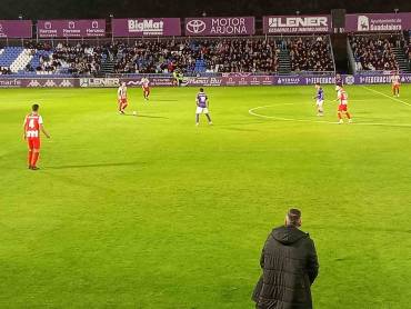 Martín Ganuza lanza a puerta en la derota de BM. Guadalajara ante Caserío Ciudad Real. Foto Santi Molina