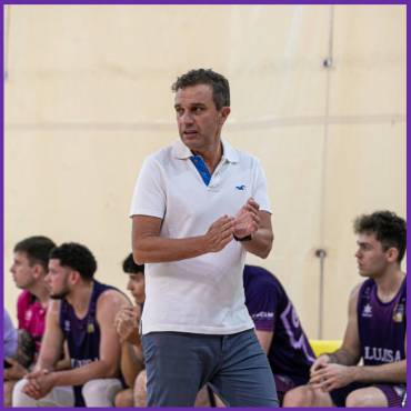 El técnico de Lujisa José Sendón supo cambiar la dinámica de su equipo para remontar el marcador y vencer en Boadilla Foto Santi Molina DXTENGUADA