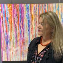 La autora Marílo delante de una de sus obras