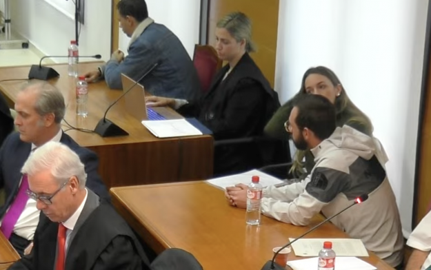 juicio chiloeches acusados de espaldas a la pantalla