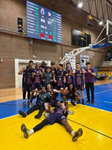 El plantel de Lujisa celebra el importante triunfo conseguido en terreno del Canoe 86-97