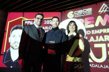 Juan Carlos Pajares, en el centro de la imagen, recibió su galardón en Torija. juan carlos pajares aje premio