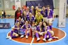 Las jugadoras tuechas posan con el trofeo. Foto: FFCM Chiloeches2 1