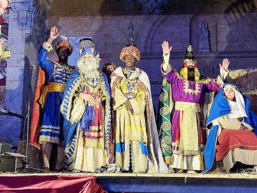 Melchor, Baltasar y Gaspar frente a la iglesia de San Ginés, para la Adoración./GUDiario. Reyes Magos 2026 Cabalgata Caballos Foto Ayuntamiento Guadalajara 1