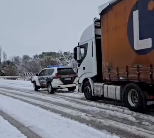 cguardia civil retirando camion nieve