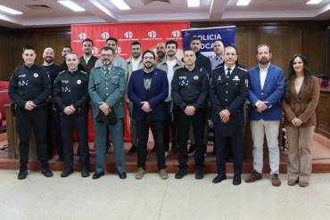 Foto de familia, con el alcalde azudense, en la toma de posesión. Foto: Ayto. toma posesion policias 1