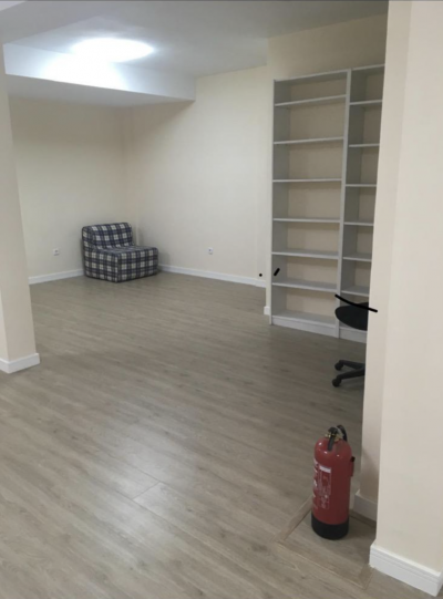 Interior local antes de ser vivienda