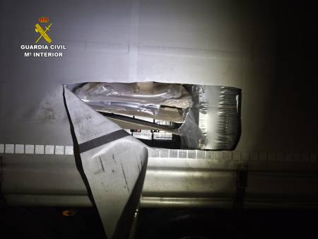 lona rasgada para robo en camión