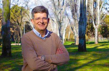 Carmelo García rector Universidad de Alcalá en jardín del campus de Guadalajara